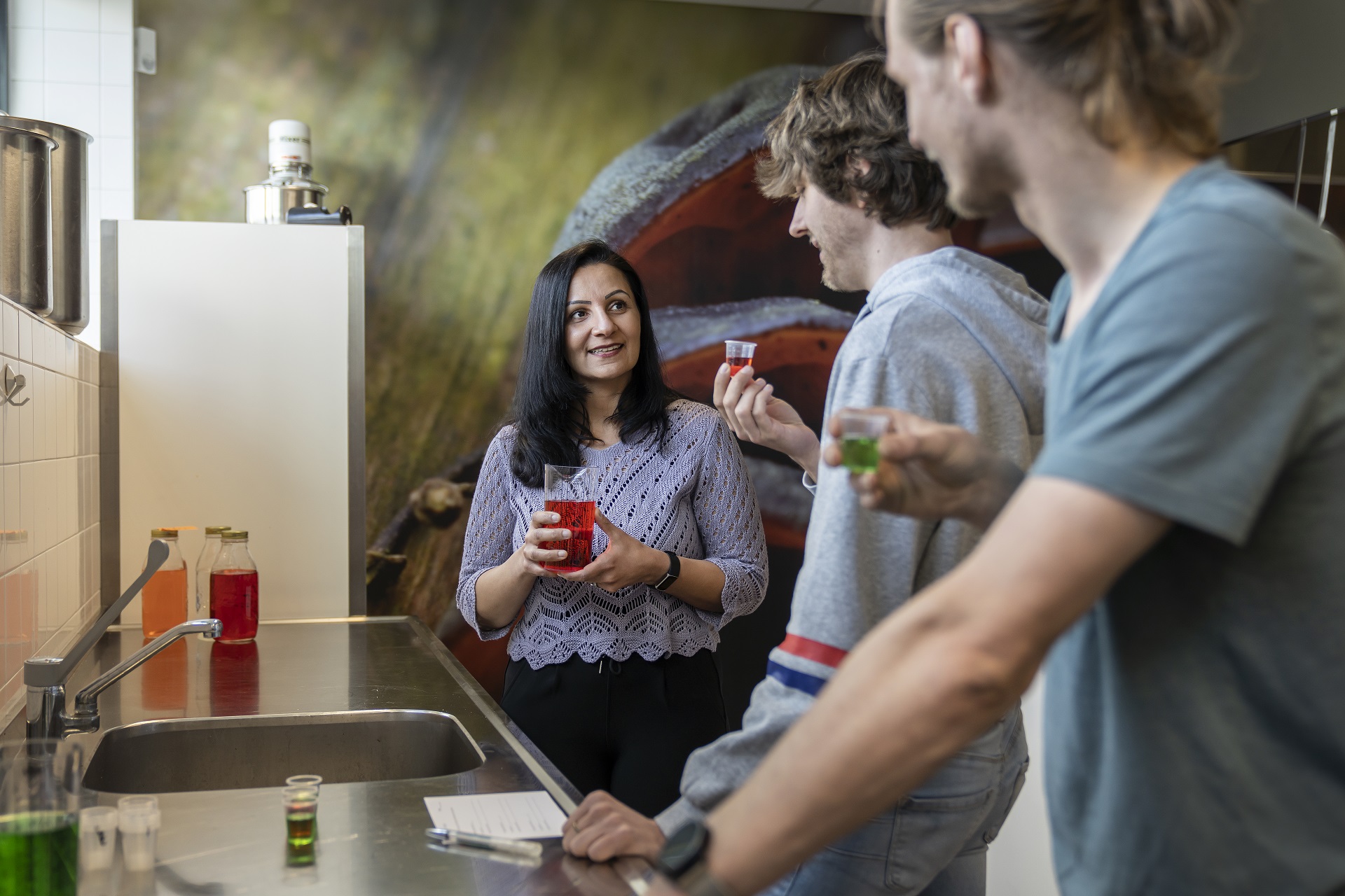Aeres docent food in praktijklokaal met studenten