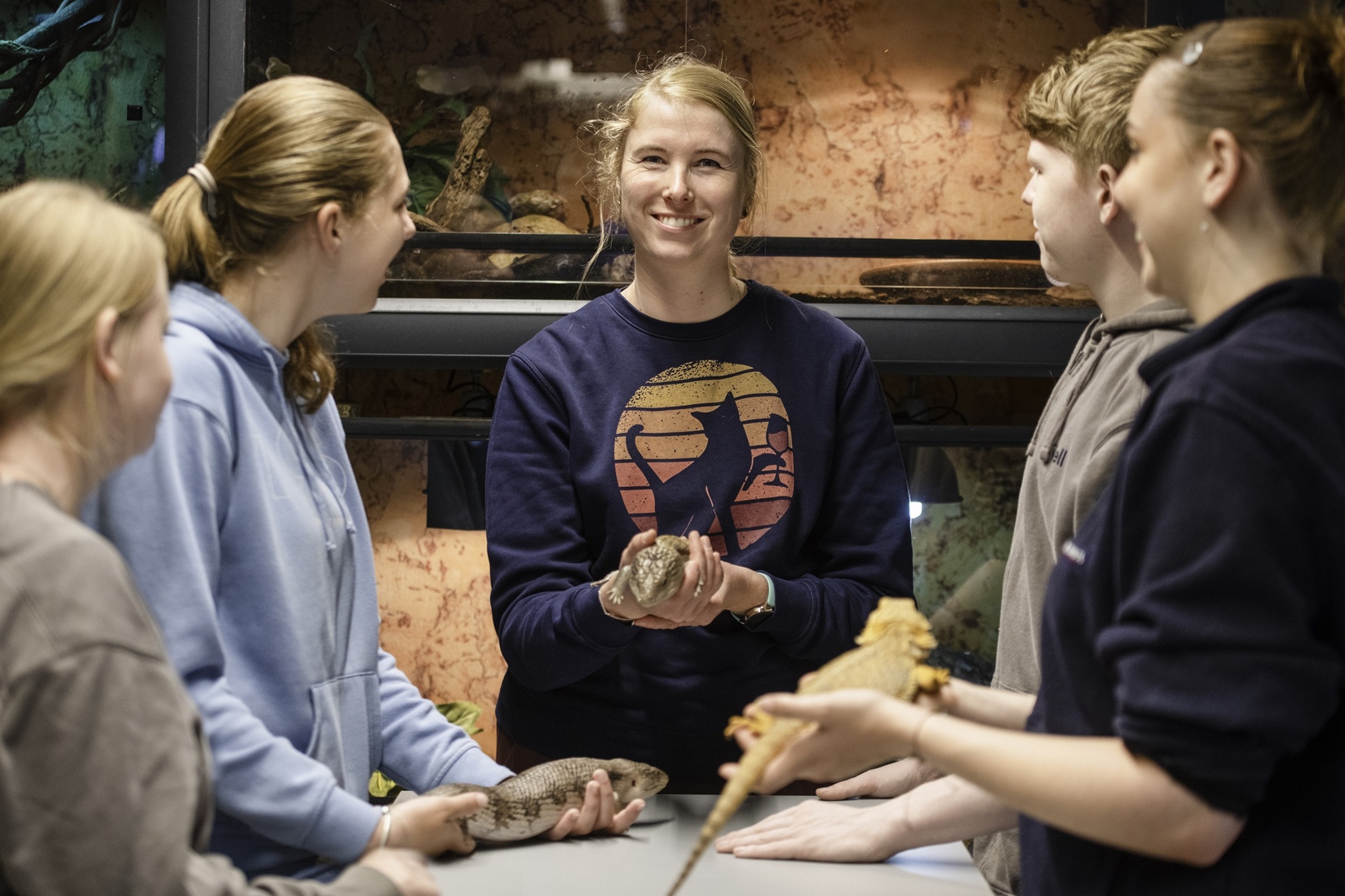 docent en studenten met reptielen